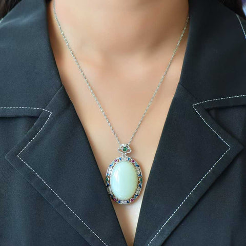 6931# Liontin enamel filigran cabochon bulat dan penuh bertatahkan giok Hetian dari perak sterling S925. Desain bergaya dan elegan. Ukuran giok: 20*30 cm. Termasuk ongkos kirim dan pajak.