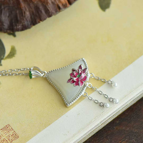 Liontin Teratai Giok Hetian Bertatahkan Perak 26733#925, menampilkan desain baru, kualitas giok yang bagus, pengerjaan yang indah, dan gaya yang sederhana namun elegan. Ukuran: 20*16 cm. Termasuk ongkos kirim dan pajak.