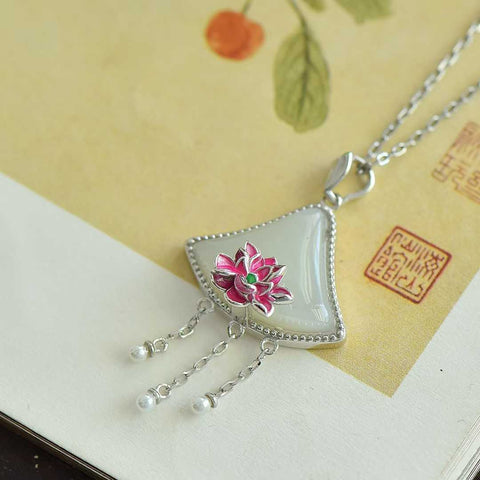 Liontin Teratai Giok Hetian Bertatahkan Perak 26733#925, menampilkan desain baru, kualitas giok yang bagus, pengerjaan yang indah, dan gaya yang sederhana namun elegan. Ukuran: 20*16 cm. Termasuk ongkos kirim dan pajak.