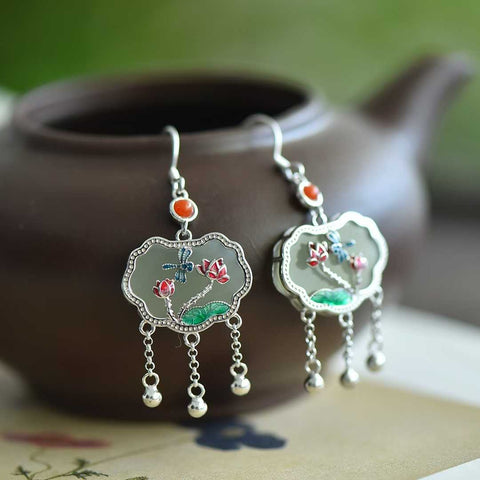 Anting-anting Ruyi Step Lotus bertatahkan giok Hetian perak sterling 7677#925. Desain sederhana, elegan, dan unik. Termasuk ongkos kirim dan pajak.