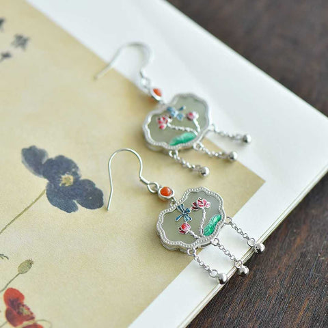 Anting-anting Ruyi Step Lotus bertatahkan giok Hetian perak sterling 7677#925. Desain sederhana, elegan, dan unik. Termasuk ongkos kirim dan pajak.