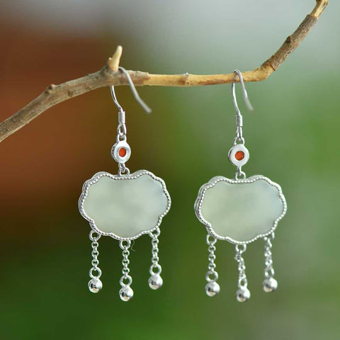 Anting-anting Ruyi Step Lotus bertatahkan giok Hetian perak sterling 7677#925. Desain sederhana, elegan, dan unik. Termasuk ongkos kirim dan pajak.