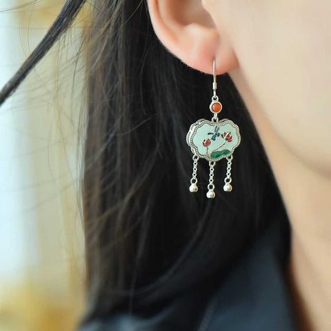 Anting-anting Ruyi Step Lotus bertatahkan giok Hetian perak sterling 7677#925. Desain sederhana, elegan, dan unik. Termasuk ongkos kirim dan pajak.