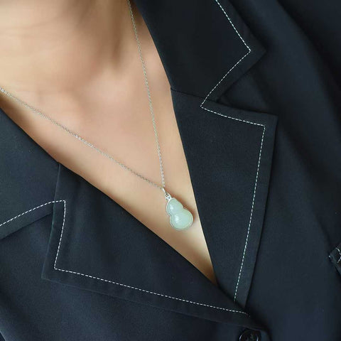 26541# Liontin Keberuntungan dan Kemakmuran. Desain baru dan modis, kualitas giok yang hangat dan halus, dihiasi dengan enamel. Pengiriman dan pajak sudah termasuk.