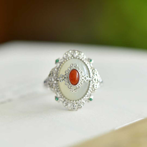 Cincin perak sterling 9560#925 bertatahkan giok Hetian, menampilkan desain yang sederhana dan elegan. Gioknya halus dan lembut. Dimensi giok: 10*14 cm. Termasuk ongkos kirim dan pajak.