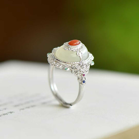 Cincin perak sterling 9560#925 bertatahkan giok Hetian, menampilkan desain yang sederhana dan elegan. Gioknya halus dan lembut. Dimensi giok: 10*14 cm. Termasuk ongkos kirim dan pajak.