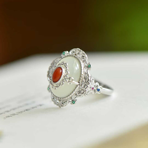 Cincin perak sterling 9560#925 bertatahkan giok Hetian, menampilkan desain yang sederhana dan elegan. Gioknya halus dan lembut. Dimensi giok: 10*14 cm. Termasuk ongkos kirim dan pajak.