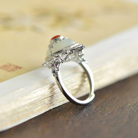 Cincin perak sterling 9560#925 bertatahkan giok Hetian, menampilkan desain yang sederhana dan elegan. Gioknya halus dan lembut. Dimensi giok: 10*14 cm. Termasuk ongkos kirim dan pajak.