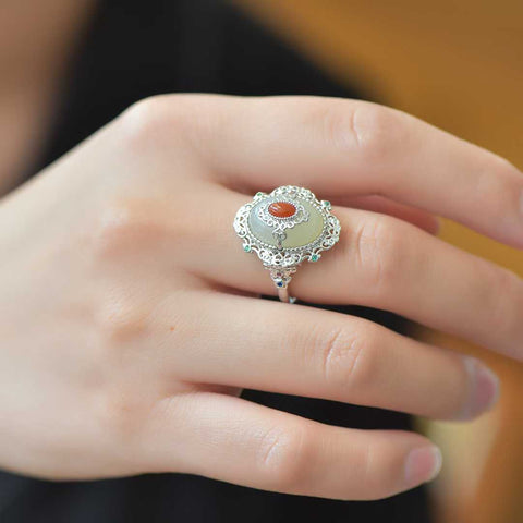 Cincin perak sterling 9560#925 bertatahkan giok Hetian, menampilkan desain yang sederhana dan elegan. Gioknya halus dan lembut. Dimensi giok: 10*14 cm. Termasuk ongkos kirim dan pajak.
