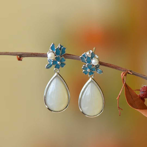 Anting-anting perak sterling 7425#925 dengan inlay enamel giok Hetian (perak). Desain baru dan unik, kualitas giok yang bagus. Ukuran sekitar 10*16 cm. Termasuk ongkos kirim dan pajak.