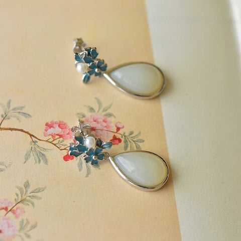 Anting-anting perak sterling 7425#925 dengan inlay enamel giok Hetian (perak). Desain baru dan unik, kualitas giok yang bagus. Ukuran sekitar 10*16 cm. Termasuk ongkos kirim dan pajak.