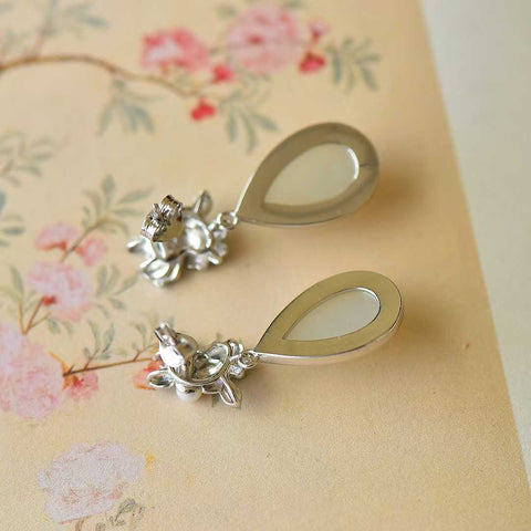 Anting-anting perak sterling 7425#925 dengan inlay enamel giok Hetian (perak). Desain baru dan unik, kualitas giok yang bagus. Ukuran sekitar 10*16 cm. Termasuk ongkos kirim dan pajak.