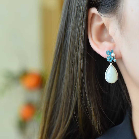 Anting-anting perak sterling 7425#925 dengan inlay enamel giok Hetian (perak). Desain baru dan unik, kualitas giok yang bagus. Ukuran sekitar 10*16 cm. Termasuk ongkos kirim dan pajak.