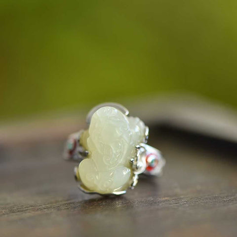 Cincin perak sterling 9004#925 ini dengan desain Pixiu (makhluk mitos) giok Hetian sangat unik dan menarik, menciptakan efek yang mencolok dan memikat mata. Dimensi: 11*14 cm. Termasuk ongkos kirim dan pajak.