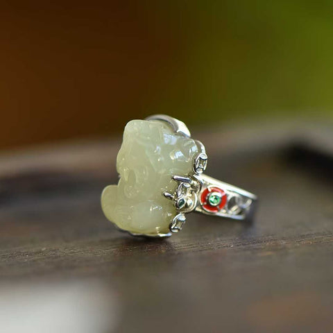 Cincin perak sterling 9004#925 ini dengan desain Pixiu (makhluk mitos) giok Hetian sangat unik dan menarik, menciptakan efek yang mencolok dan memikat mata. Dimensi: 11*14 cm. Termasuk ongkos kirim dan pajak.