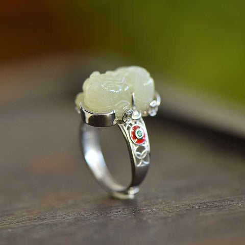 Cincin perak sterling 9004#925 ini dengan desain Pixiu (makhluk mitos) giok Hetian sangat unik dan menarik, menciptakan efek yang mencolok dan memikat mata. Dimensi: 11*14 cm. Termasuk ongkos kirim dan pajak.