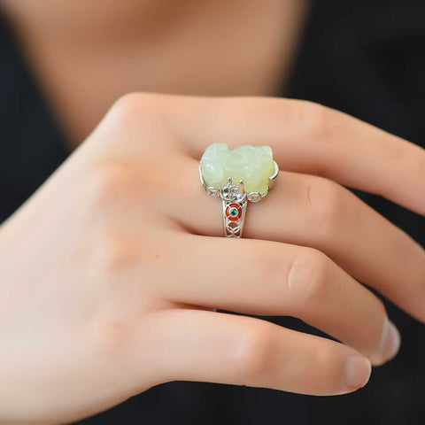 Cincin perak sterling 9004#925 ini dengan desain Pixiu (makhluk mitos) giok Hetian sangat unik dan menarik, menciptakan efek yang mencolok dan memikat mata. Dimensi: 11*14 cm. Termasuk ongkos kirim dan pajak.