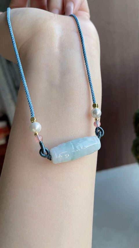 Manik jimat keberuntungan giok alami, material tambang kuno, tekstur halus dan hangat, ukiran indah, warna ungu muda, ukuran 3,3 x 1,2 cm, termasuk ongkos kirim dan pajak.