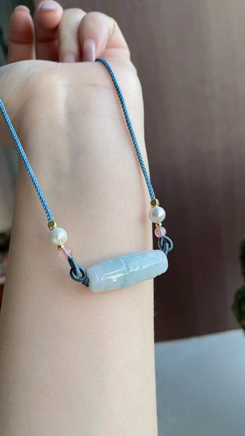 Manik jimat keberuntungan giok alami, material tambang kuno, tekstur halus dan hangat, ukiran indah, warna ungu muda, ukuran 3,3 x 1,2 cm, termasuk ongkos kirim dan pajak.