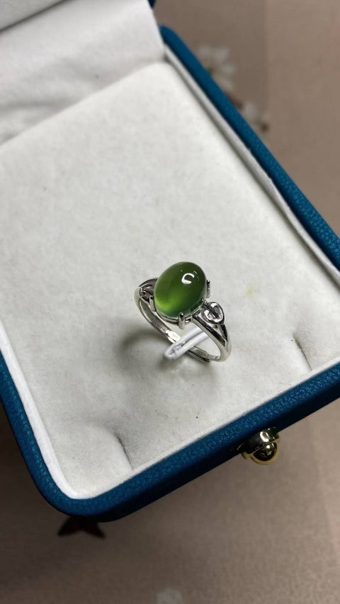 Cincin: Giok Xiuyan yang indah, warna hijau pekat—dipasang pada perak sterling 925, ukuran dapat disesuaikan, dimensi: 8 x 10 mm, termasuk ongkos kirim dan pajak.