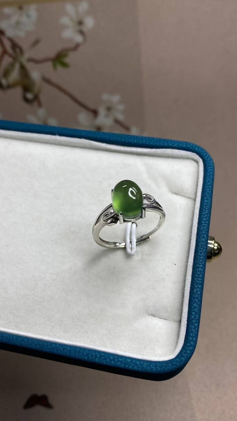 Cincin: Giok Xiuyan yang indah, warna hijau pekat—dipasang pada perak sterling 925, ukuran dapat disesuaikan, dimensi: 8 x 10 mm, termasuk ongkos kirim dan pajak.