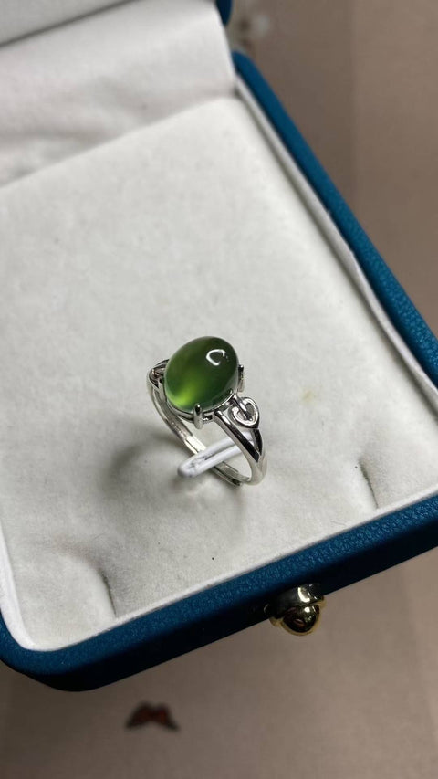 Cincin: Giok Xiuyan yang indah, warna hijau pekat—dipasang pada perak sterling 925, ukuran dapat disesuaikan, dimensi: 8 x 10 mm, termasuk ongkos kirim dan pajak.