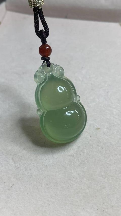 Labu Giok: Liontin giok Xiuyan yang indah, tembus cahaya dan halus, ukiran tiga dimensi, dimensi: 41 x 25 x 18,7 mm, termasuk ongkos kirim dan pajak.