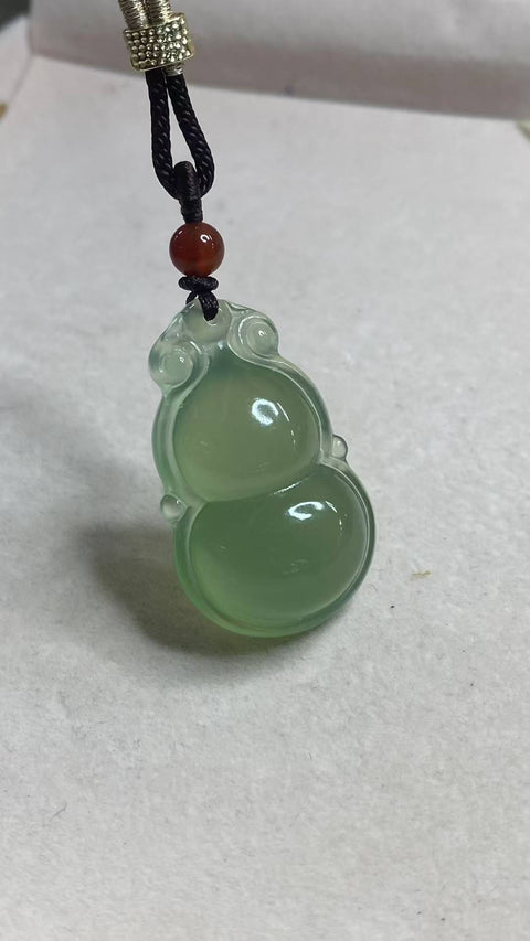 Labu Giok: Liontin giok Xiuyan yang indah, tembus cahaya dan halus, ukiran tiga dimensi, dimensi: 41 x 25 x 18,7 mm, termasuk ongkos kirim dan pajak.