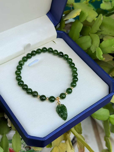 Gelang giok Hetian warna hijau bayam dengan warna yang kaya dan ukiran daun buatan tangan. Ukuran: sekitar 6 mm. Harga sudah termasuk ongkos kirim dan pajak.
