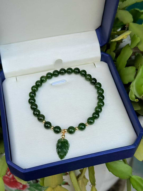 Gelang giok Hetian warna hijau bayam dengan warna yang kaya dan ukiran daun buatan tangan. Ukuran: sekitar 6 mm. Harga sudah termasuk ongkos kirim dan pajak.