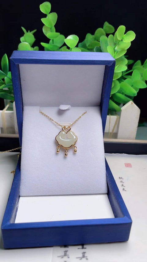 Gembok Ruyi giok Hetian alami, melambangkan keberuntungan dan kebahagiaan. Terbuat dari giok tambang tua, bertatahkan perak 925. Ukuran: 1,8 x 1,8 cm. Termasuk ongkos kirim dan pajak.