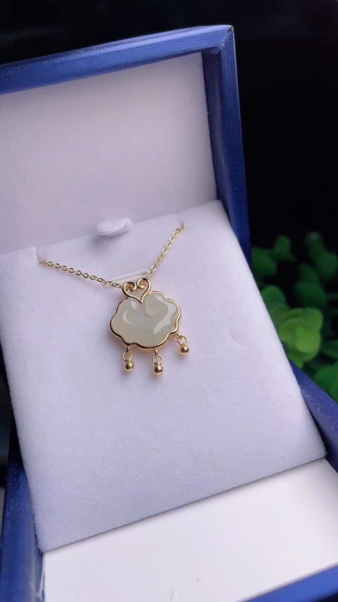 Gembok Ruyi giok Hetian alami, melambangkan keberuntungan dan kebahagiaan. Terbuat dari giok tambang tua, bertatahkan perak 925. Ukuran: 1,8 x 1,8 cm. Termasuk ongkos kirim dan pajak.