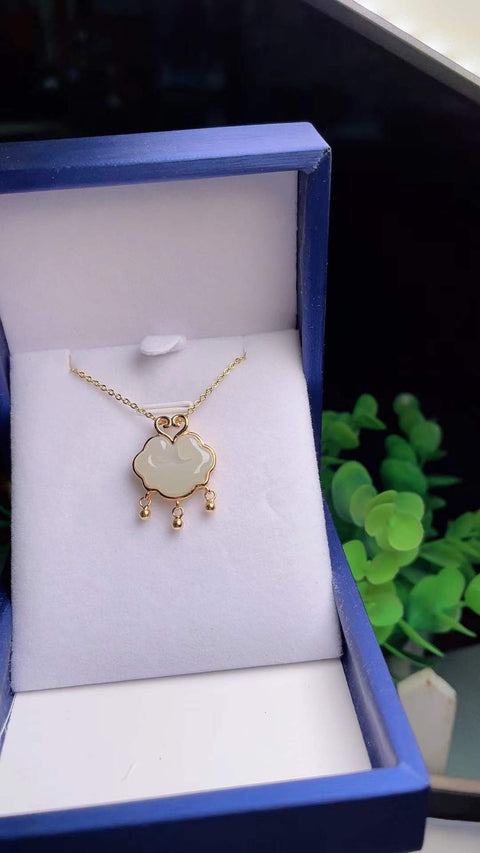 Gembok Ruyi giok Hetian alami, melambangkan keberuntungan dan kebahagiaan. Terbuat dari giok tambang tua, bertatahkan perak 925. Ukuran: 1,8 x 1,8 cm. Termasuk ongkos kirim dan pajak.