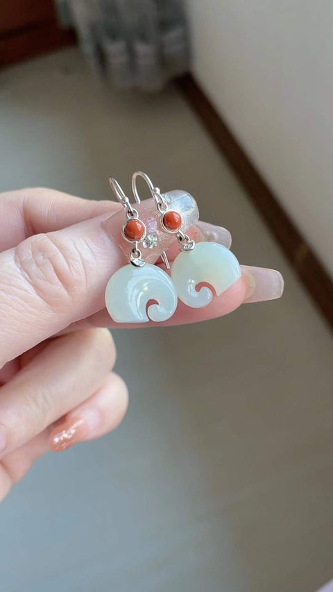 Anting-anting giok Hetian alami, giok es dari tambang tua, tembus pandang yang sangat baik, dipasang pada perak 925, indah dan bergaya, termasuk ongkos kirim dan pajak.
