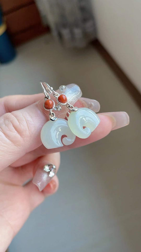 Anting-anting giok Hetian alami, giok es dari tambang tua, tembus pandang yang sangat baik, dipasang pada perak 925, indah dan bergaya, termasuk ongkos kirim dan pajak.