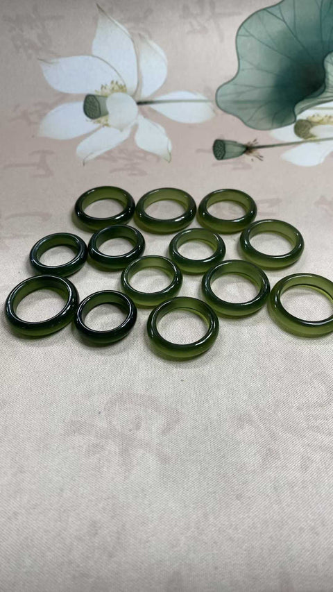 Cincin giok Xiuyan yang indah, warna hijau pekat, tersedia dalam ukuran 15+ hingga 22mm, termasuk ongkos kirim dan pajak.