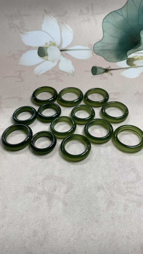 Cincin giok Xiuyan yang indah, warna hijau pekat, tersedia dalam ukuran 15+ hingga 22mm, termasuk ongkos kirim dan pajak.