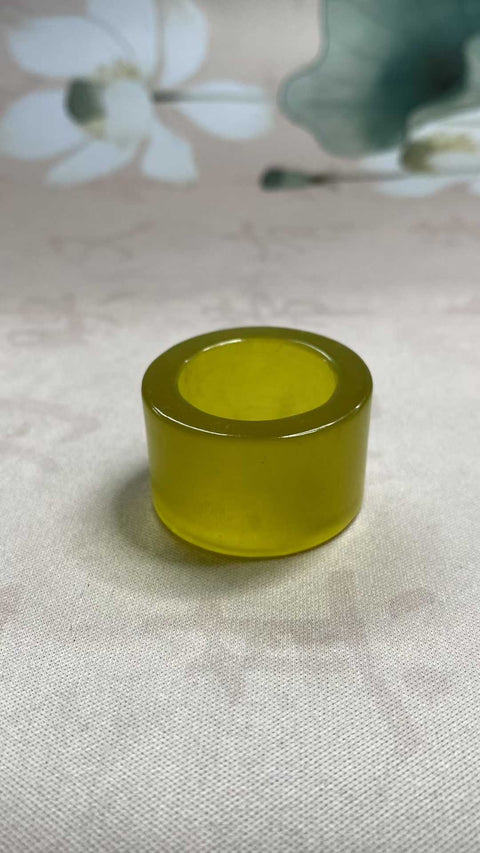 Cincin Jempol Giok: Cincin jempol giok Xiuyan/giok emas yang indah, diameter 22,3 mm, tinggi 19,8 mm. Semua batu terbentuk secara alami. Termasuk ongkos kirim dan pajak.