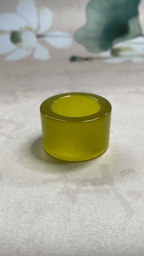 Cincin Jempol Giok: Cincin jempol giok Xiuyan/giok emas yang indah, diameter 22,3 mm, tinggi 19,8 mm. Semua batu terbentuk secara alami. Termasuk ongkos kirim dan pajak.