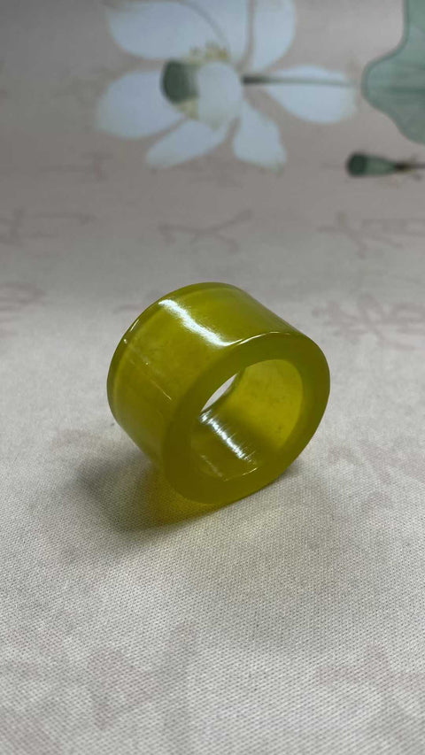 Cincin Jempol Giok: Cincin jempol giok Xiuyan/giok emas yang indah, diameter 22,3 mm, tinggi 19,8 mm. Semua batu terbentuk secara alami. Termasuk ongkos kirim dan pajak.