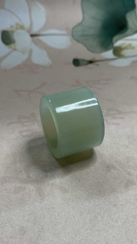 Cincin Jempol Giok: Giok Xiuyan Biru Air yang Indah – Cincin Jempol, Diameter Dalam: 22,2 mm, Tinggi: 23,5 mm, termasuk ongkos kirim dan pajak.