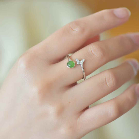 11449#925 Cincin Perak dengan Batu Giok Hetian Cabochon Bentuk Kupu-kupu dan Batu Permata Zirkon 💍 (Gioknya halus dan hangat saat disentuh; desainnya baru, unik, segar, dan elegan, enak dipandang. Ongkos kirim dan pajak sudah termasuk.)