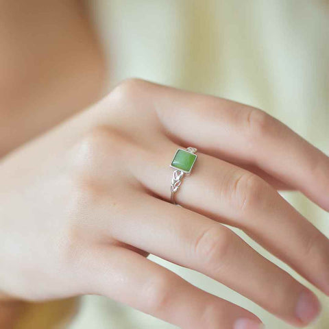 11513#925 Cincin Perak Sterling dengan Batu Giok Hetian Berbentuk Gandum Persegi 💍 (Gioknya halus dan hangat saat disentuh; desainnya baru, unik, segar, dan elegan, enak dipandang. Ongkos kirim dan pajak sudah termasuk.)