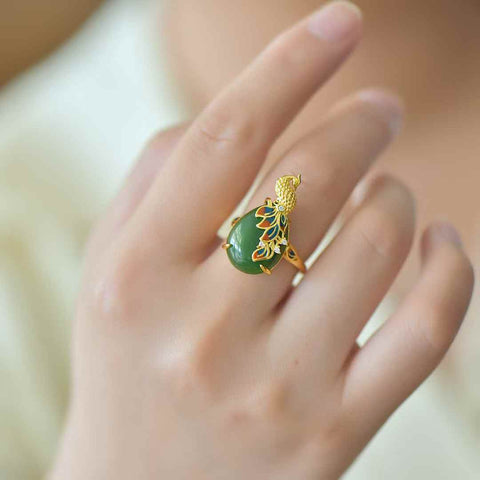 11535-2# Cincin Perak Sterling 925 dengan Wajah Oval Giok Hetian dan Enamel Merak 💍. Gioknya halus dan hangat saat disentuh. Desainnya baru, unik, segar, dan elegan, enak dipandang. Pengiriman dan pajak sudah termasuk.