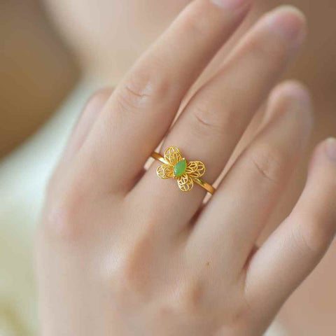 11536-2# Cincin Perak Sterling 925 dengan Desain Kupu-kupu Batu Giok Hetian Cabochon 💍. Batu gioknya halus dan hangat saat disentuh. Desainnya baru, unik, segar, dan elegan, enak dipandang. Pengiriman dan pajak sudah termasuk.