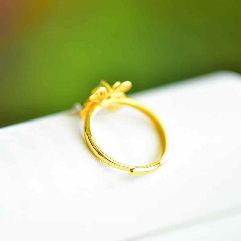 11536-2# Cincin Perak Sterling 925 dengan Desain Kupu-kupu Batu Giok Hetian Cabochon 💍. Batu gioknya halus dan hangat saat disentuh. Desainnya baru, unik, segar, dan elegan, enak dipandang. Pengiriman dan pajak sudah termasuk.