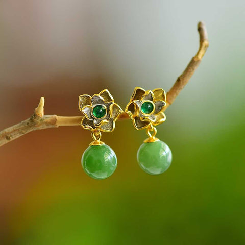 12331-4# Anting-anting perak sterling 925 dengan manik setengah lubang yang dipasang pada giok Hetian, menampilkan pola lotus yang halus dan giok yang lembut dan berkilau. Desainnya bergaya, anggun, dan elegan. Pengiriman dan pajak sudah termasuk.