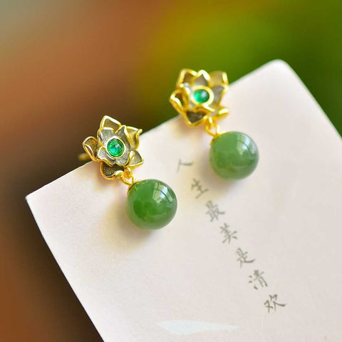 12331-4# Anting-anting perak sterling 925 dengan manik setengah lubang yang dipasang pada giok Hetian, menampilkan pola lotus yang halus dan giok yang lembut dan berkilau. Desainnya bergaya, anggun, dan elegan. Pengiriman dan pajak sudah termasuk.