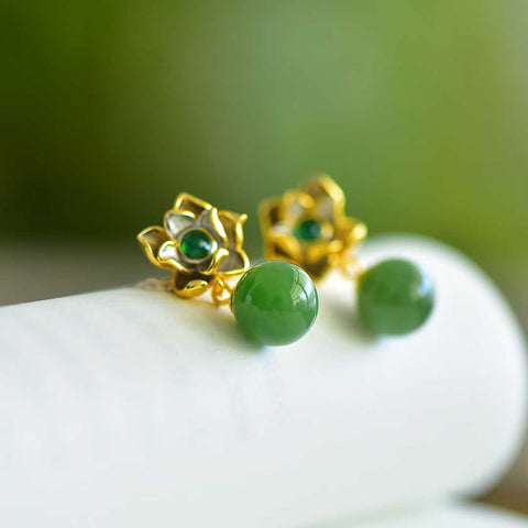 12331-4# Anting-anting perak sterling 925 dengan manik setengah lubang yang dipasang pada giok Hetian, menampilkan pola lotus yang halus dan giok yang lembut dan berkilau. Desainnya bergaya, anggun, dan elegan. Pengiriman dan pajak sudah termasuk.