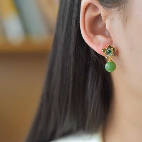 12331-4# Anting-anting perak sterling 925 dengan manik setengah lubang yang dipasang pada giok Hetian, menampilkan pola lotus yang halus dan giok yang lembut dan berkilau. Desainnya bergaya, anggun, dan elegan. Pengiriman dan pajak sudah termasuk.